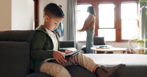 Divorcio Conflicto Hijo Con Tableta Digital Sofá Mientras Los Padres — Vídeo de stock