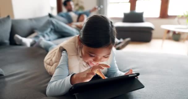 Tablet Καναπέ Και Χαρούμενο Παιδί Στο Σπίτι Σαλόνι Μετακινηθείτε Streaming — Αρχείο Βίντεο