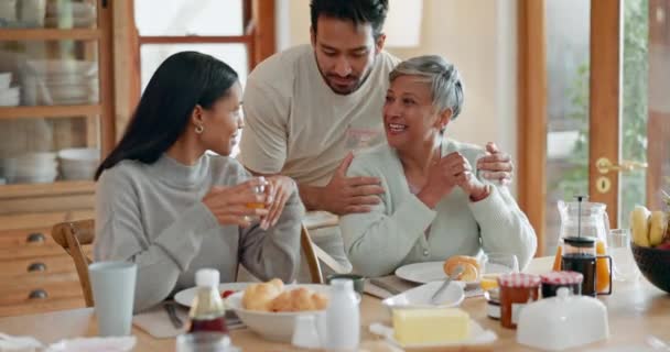 Knuffel Koppel Familie Ontbijt Aan Een Tafel Thuis Voor Gezondheid — Stockvideo