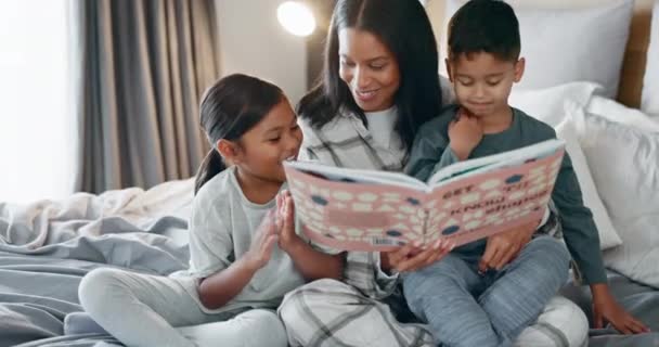 ベッド 母親と子供の読書 創造性とファンタジーがあります 女性の親 子供を持つママとお母さん ベッドルームと一緒に質の高い時間と物語と学びます — ストック動画