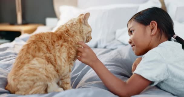 Παιδιά Κρεβάτι Και Ένα Κορίτσι Που Χαϊδεύει Γάτα Της Πρωί — Αρχείο Βίντεο