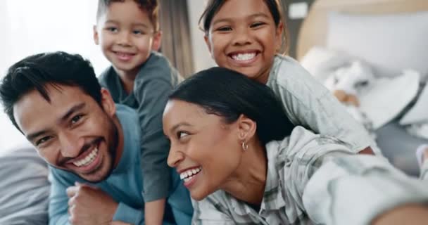 Selfie Οικογένεια Και Χαρούμενος Παιδιά Στην Κρεβατοκάμαρα Για Ποιοτικό Χρόνο — Αρχείο Βίντεο