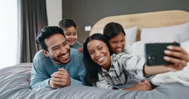 Familia Feliz Selfie Cama Con Los Padres Los Niños Sonreír — Vídeo de stock