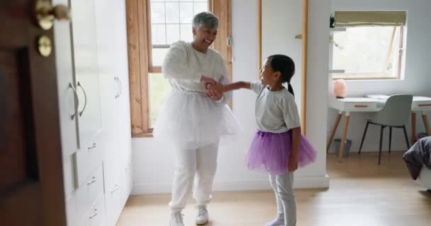 芭蕾和教育与祖母和孩子的支持 公主和爱 与在家中为学习 芭蕾舞演员和信任而跳舞的老妇人和年轻女孩在一起的快乐 音乐和关怀 — 图库视频影像