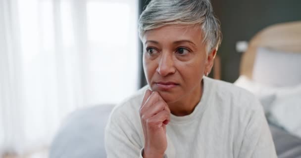 Evinde Üzgün Yaşlı Bir Kadınla Düşünmek Depresyon Pişmanlık Emeklilik Sırasında — Stok video