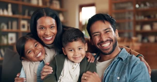Πρόσωπο Σπίτι Και Οικογένεια Αγάπη Αγκαλιά Και Ευτυχία Ποιοτικό Χρόνο — Αρχείο Βίντεο