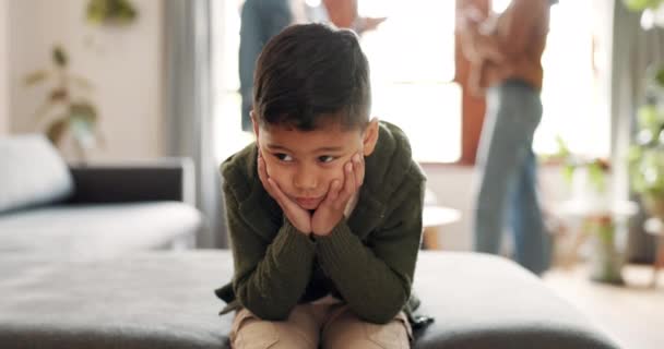 Divorce Crise Enfant Triste Sur Lit Tandis Que Les Parents — Video