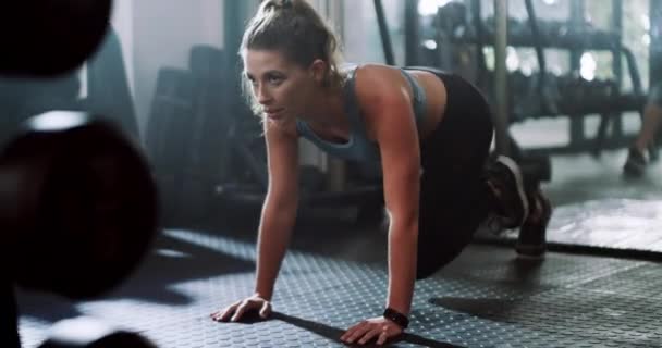건강과 웰빙에 훈련을위한 체육관에서 피트니스 등반가 바닥에 운동에 활동적인 운동선수 — 비디오