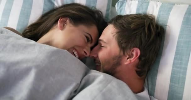 Ζευγάρι Μαζί Και Γελάσουν Ενώ Βρίσκονται Στο Κρεβάτι Για Ύπνο — Αρχείο Βίντεο