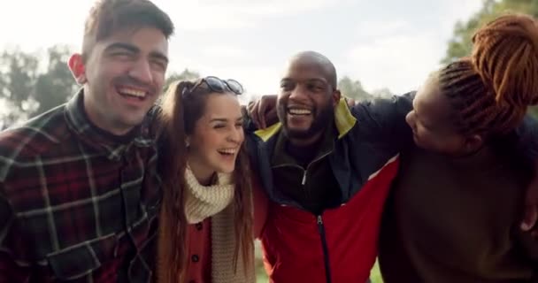 グループでは 友人のカップルや楽しさ 品質の時間と結合のために屋外で笑って一緒に 幸せな男性 女性と人々の多様性は サポートのための笑顔で抱擁 公園での自由と面白いダブルデート — ストック動画