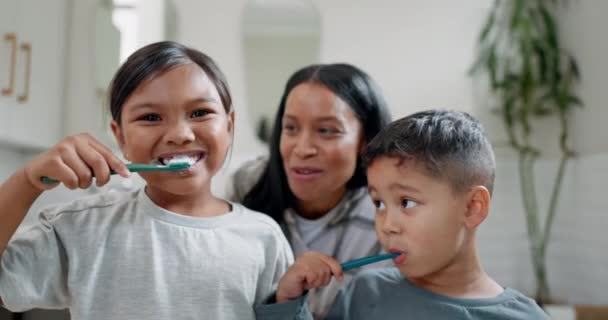 母亲和孩子们在浴室刷牙是否健康 是否有规律或健康的习惯 肖像画 孩子和母亲用牙刷刷牙 照顾自己 在家里呼吸清爽 — 图库视频影像