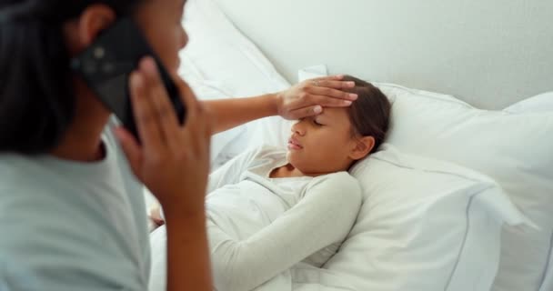 Mère Appel Téléphonique Enfant Malade Lit Pour Consultation Fièvre Soins — Video