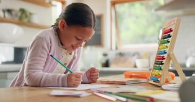 Mutfakta matematik, ödev ya da evde sayma pratiğiyle öğrenme, yazma ve mutlu kız çocuğu. Eğitim, yaratıcı ve çocuk öğrenci gülümserken evde resim dersi için masaya resim çiziyor..