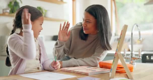 Uczenie Się Przybicie Piątki Matka Dziewczyną Nauki Domu Sukces Językowy — Wideo stockowe