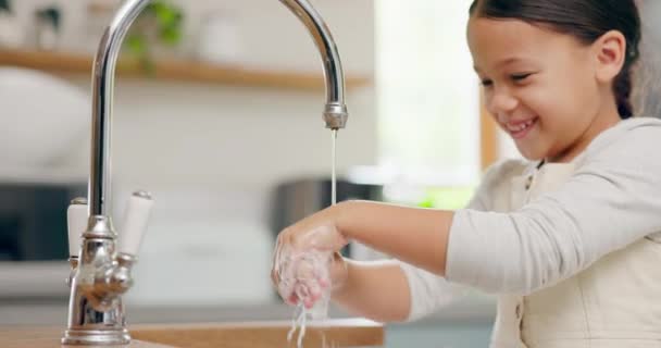 Lavarse Las Manos Agua Niña Feliz Cocina Para Higiene Seguridad — Vídeos de Stock