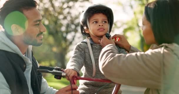 Kask Rower Rodzice Dzieckiem Parku Jazdy Rowerze Zabawy Przygody Świeżym — Wideo stockowe