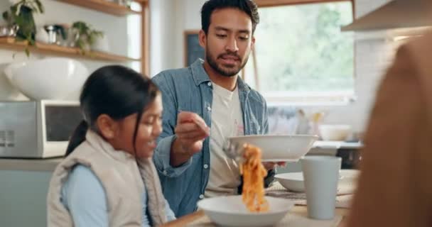 Vader Kinderen Een Meisje Eten Spaghetti Met Haar Familie Eetkamer — Stockvideo