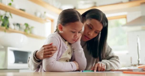 Hausaufgaben Hilfe Und Mutter Mit Mädchen Einer Küche Für Bildung — Stockvideo