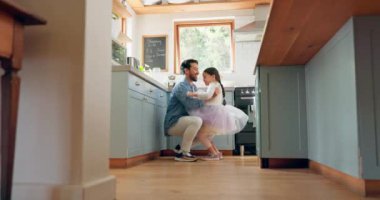 Destek, aşk ve bale kızı babasıyla mutfakta kaynaşıyor, heyecanlı ve dansçı halkla ilişkiler balerini oynuyor. Tutu, baba ve adam evde ya da evde çocuk için motivasyon ve mutlulukla konuşuyorlar..