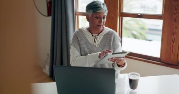 Tablet Υπολογιστή Και Γυναίκα Εργασία Από Σπίτι Online Έρευνα Και — Αρχείο Βίντεο