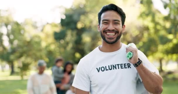 快乐的志愿者和男人与垃圾在公园为社区服务 回收和可持续性 慈善和男性画像 提包装垃圾 塑料和污染物品 — 图库视频影像