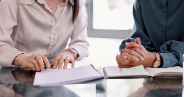 Håndtryk Underskrift Forretningsfolk Kontraktdokumenter Partnerskabsaftale Eller Jobaftale Kontoret Ansættelse Rekruttering – Stock-video