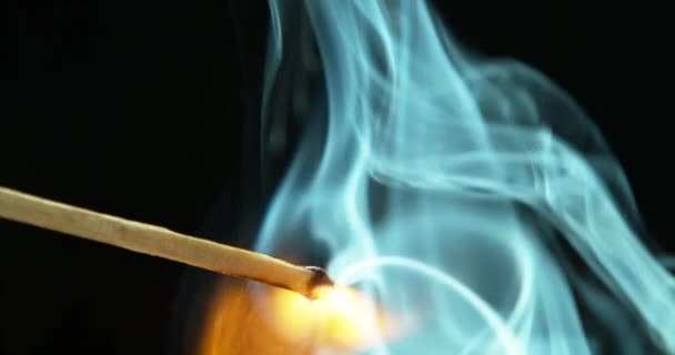 Zápalky Oheň Teplo Tmavém Pozadí Ateliéru Zavřítup Zapálit Plamen Během — Stock video