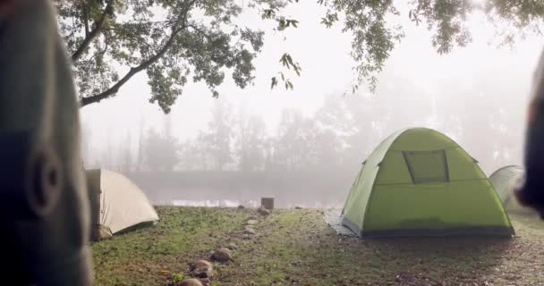 野外野营 远足以及带着帐篷在野外度假 度假和探险 以及男人和女人在树林 森林和山中的湖中跋涉 以建立友谊 — 图库视频影像