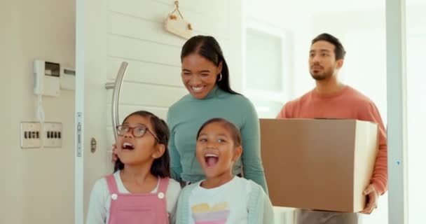 Ouders Kinderen Verhuizen Wow Voor Nieuw Huis Met Opgewonden Verrassing — Stockvideo