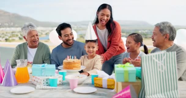 お祝いのケーキと祖父母 母と父と幸せな誕生日と子供を歌う大きな家族 休日に家でイベントのための幸せなグループ 拍手とプレゼントを持つ男性 女性と子供 — ストック動画