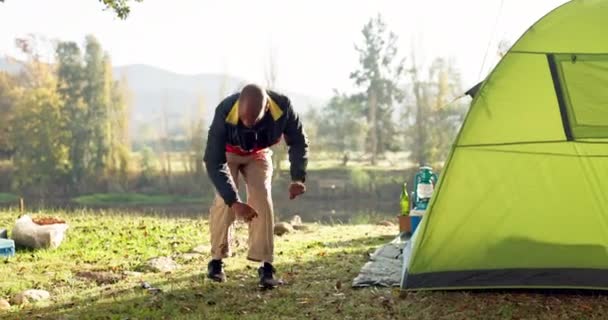 帐篷和黑人男子在大自然中安营扎寨 在户外度假 旅行中栖身 男人则用铁锤在树林 森林和乡村中寻找工具 — 图库视频影像