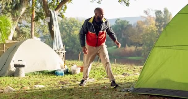 帐篷和黑人男子在森林中安营扎寨 供外出度假 旅行时使用 而男子则用铁锤在自然 森林和农村地区充当工具 — 图库视频影像