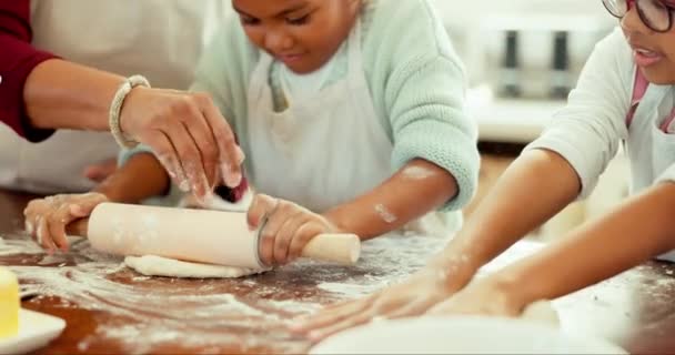 Teig Hände Und Großaufnahme Vom Familienbacken Der Küche Für Plätzchen — Stockvideo
