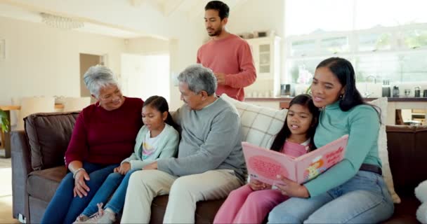 Família Relaxar Avós Com Crianças Sofá Para Ligação Tempo Qualidade — Vídeo de Stock