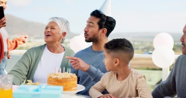 在生日派对上的交流 视频电话和大家庭 还带着蛋糕和礼物 人们在户外用电话虚拟交谈 和男人一起庆祝 — 图库视频影像