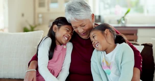 祖母和孩子们在沙发上拥抱 以便在客厅里粘合 享受高质量的时间和放松 快乐的祖父母 家里的女孩 在沙发上享受着拥抱 拥抱和欢笑 — 图库视频影像