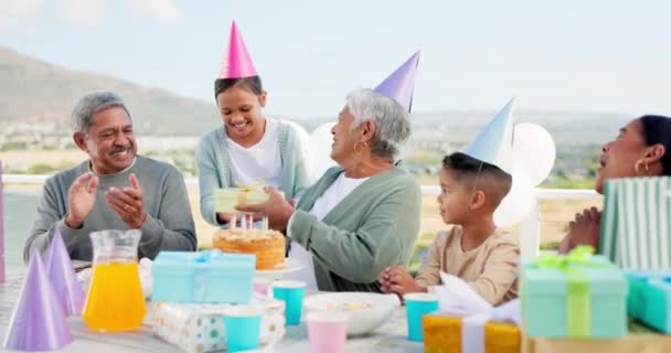 Rodzina Urodziny Babcia Dziećmi Prezent Ciasto Świętowania Patio Miłości Przytulić — Wideo stockowe