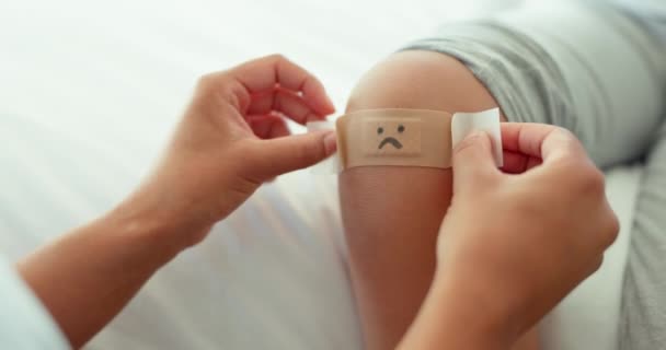 Genou Bandage Parent Avec Enfant Dans Chambre Coucher Pour Blessure — Video