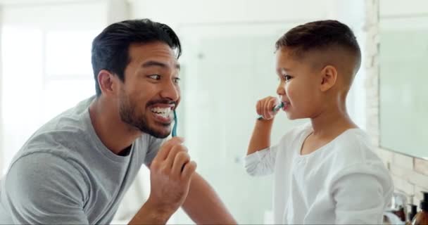Papa Kind Und Zähneputzen Badezimmer Für Zahnpflege Gemeinsame Morgenroutine Oder — Stockvideo