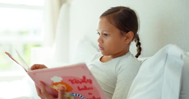 Säng Läsning Och Flicka Med Bok Hemmet För Sagostund Barnutveckling — Stockvideo