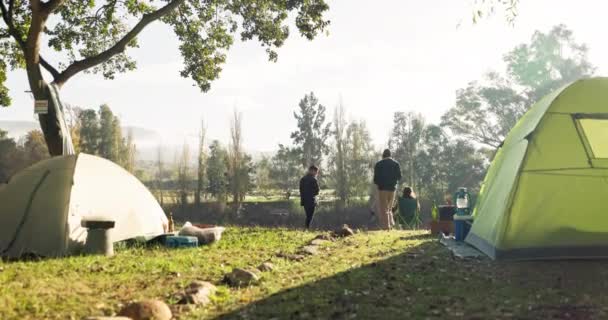 朋友和人们在大自然中放松下来 在户外度假 旅行中都有帐篷 在夏天 男人和女人都会带着装备坐在湖边 在树林 森林和乡村里 — 图库视频影像