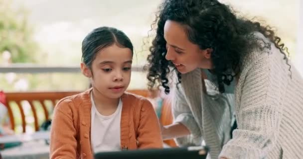 远程学习 数字平板电脑和女童与母亲一起在家里上学 做作业或上课 在线课程 在家学习 和妈妈一起在客厅里学习 — 图库视频影像