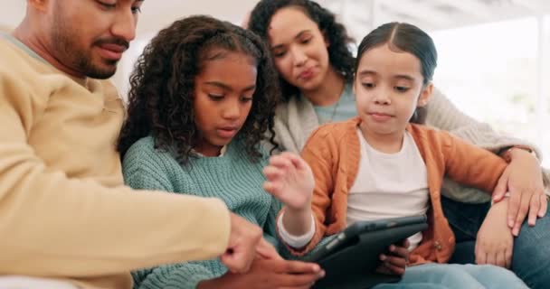 Γονείς Παιδιά Οικογένεια Tablet Στο Σπίτι Για Online Εκπαίδευση Μάθηση — Αρχείο Βίντεο