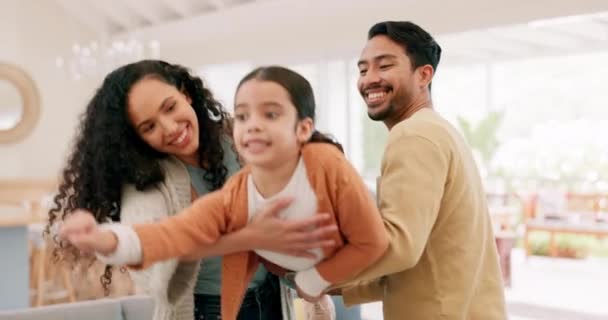 Szczęśliwa Rodzina Rodzice Kołyszące Dziecko Domu Energią Szczęściem Miłością Wielorasowy — Wideo stockowe