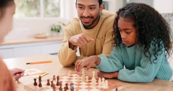 ボードゲームを教えながらテーブルでチェスをしている家族 父と子供たち 開発のための家で一緒に幸せな男と女の子の子供 問題解決と楽しい競争のための戦略 — ストック動画