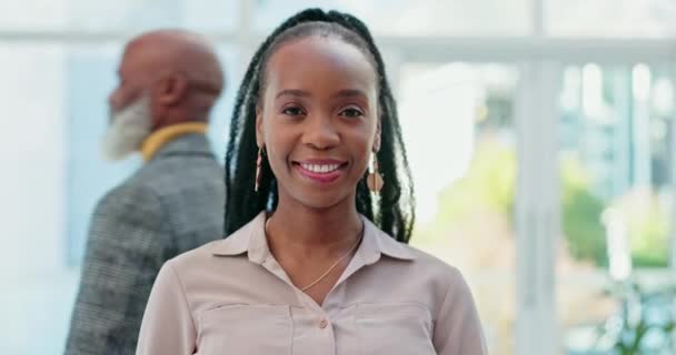 在繁忙的办公室 创业公司或工作场所面对 设计和快乐的黑人女性 企业家 专业人员和工人 雇员或有荣誉感的人的非洲专业 创造性和微笑 — 图库视频影像