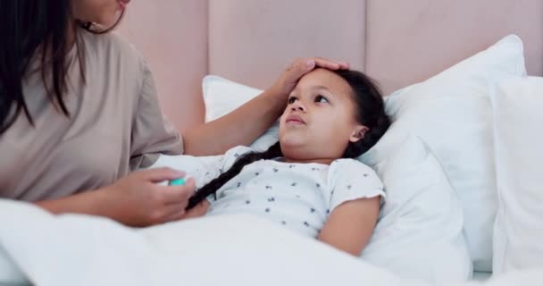 Madre Niño Cama Con Termómetro Para Fiebre Gripe Hogar Cuidado — Vídeos de Stock