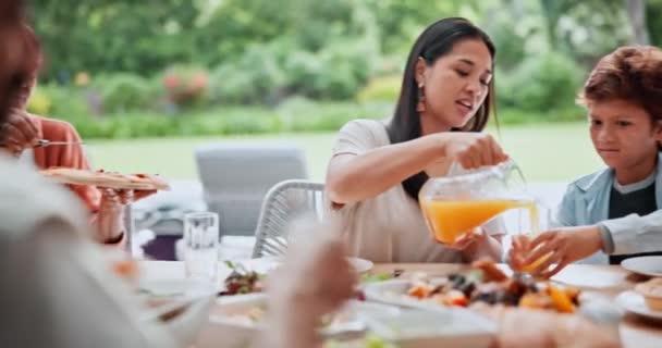 Rodzina Odkryty Sok Przy Stole Lunch Imprezę Lub Imprezę Jedzeniem — Wideo stockowe