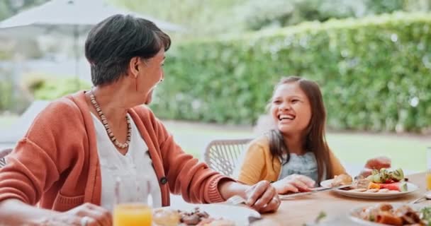 Szczęśliwy Rodzina Jedzenie Śmiechem Babcia Dzieckiem Obiad Domu Patio Razem — Wideo stockowe