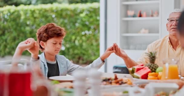 Rodina Držící Ruce Modlící Oběda Společně Stolu Dětmi Prarodiči Oslavou — Stock video
